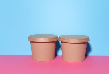 Kraft Gıda konteynerleri mavi-pembe arka planda. Eko kavramı