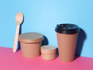 Mavi pembe arka planda servis yemekleri için eko konteynırlar