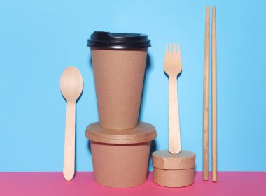 Mavi pembe arka planda servis yemekleri için eko konteynırlar