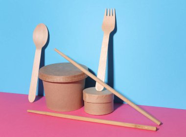 Mavi pembe arka planda servis yemekleri için eko konteynırlar