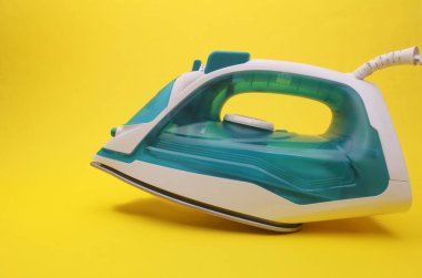 Sarı zemin üzerinde yüzen modern demir