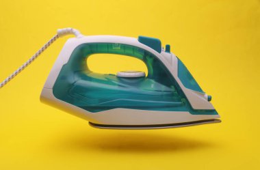 Sarı zemin üzerinde yüzen modern demir