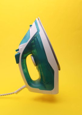 Sarı zemin üzerinde yüzen modern demir