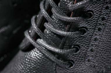 Siyah botların bağcıklarını kapat