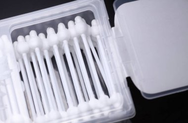 Siyah arka planda bir kutuda pamuklu çubuklar.