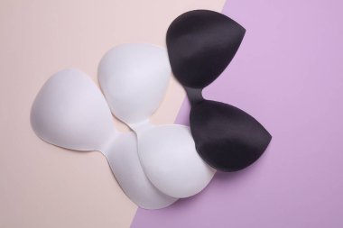 Pastel arka planda kadınların görünmez sutyenleri. Üst görünüm