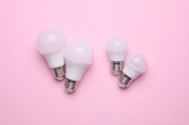 Pembe arka planda farklı öncü ampuller