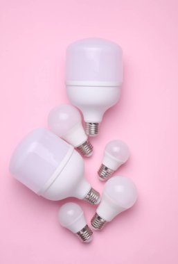 Pembe arka planda farklı öncü ampuller