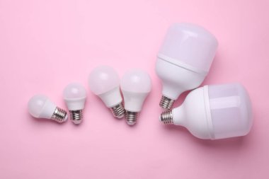 Pembe arka planda farklı öncü ampuller