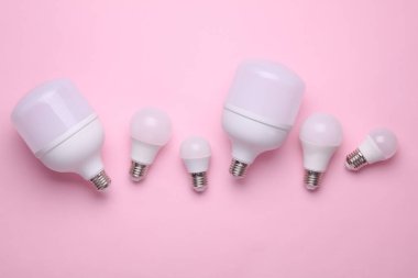 Pembe arka planda farklı öncü ampuller