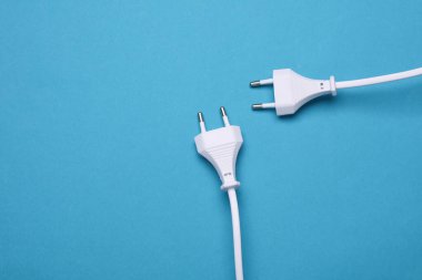 Mavi arka planda elektrik prizleri