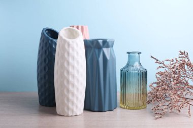 Masada İskandinav tarzında minimalist vazolar var.