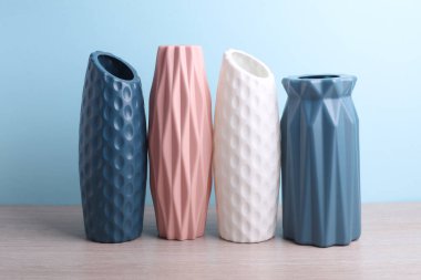 Masada İskandinav tarzında minimalist vazolar var.