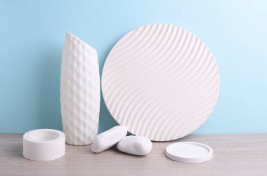 Masasında alçı figürler olan beyaz vazo. Minimalist natürmort