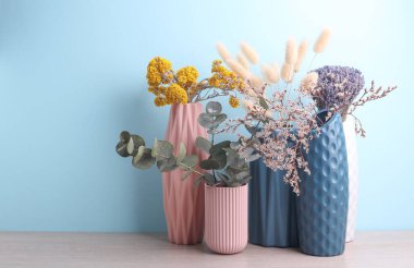Farklı kurumuş çiçekli vazolar, mavi arkaplan