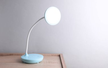 Masa lambası ahşap ayakta, gri arka plan