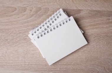 Masadaki beyaz boş spiral defter yığını