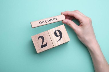 Nane yeşili arka planda 29 Ekim tarihli ahşap blok takvimi