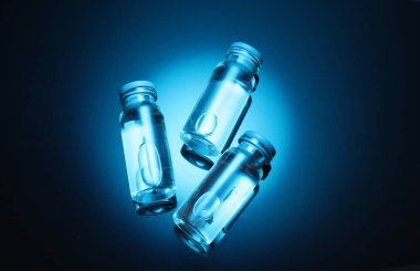 Mavi ışıklı sıvı cam şişeler.