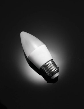 Enerji tasarruflu LED ışık ampul üzerinde siyah bir arka plan