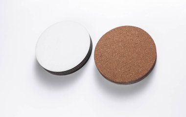 Beyaz arka planda içecekler için mantar ve beyaz bardak altlığı