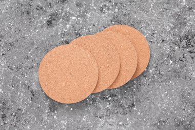 Beton arka planda içecekler için tıpa altlıkları