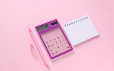 Pembe arkaplanlı saydam hesap makinesi ve defter. İş konsepti.