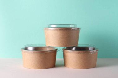 Masada plastik kapaklı karton yuvarlak yiyecek kutuları, turkuaz arka plan