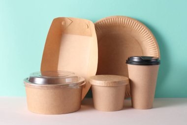 Nane yeşili arka planda karton paket yiyecek konteynerleri