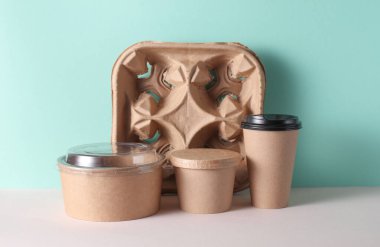 Nane yeşili arka planda karton paket yiyecek konteynerleri