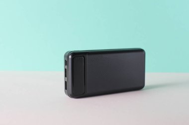 Nane yeşili arka planda siyah dış batarya güç bankası