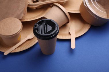 Mavi arkaplanda birçok tek kullanımlık yemek takımı