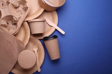 Mavi Arkaplanda Eko Kartondan Kullanılabilir Masa Eşyaları. Boşluğu kopyala