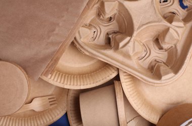 Pek çok tek kullanımlık yemek takımı kapatın.