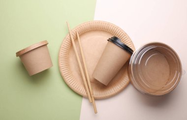 Yeşil bej arka planda birçok tek kullanımlık yemek takımı