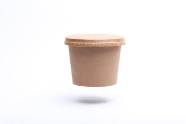 Beyaz arka planda yüzen yiyecek kutusunun etrafında eko karton