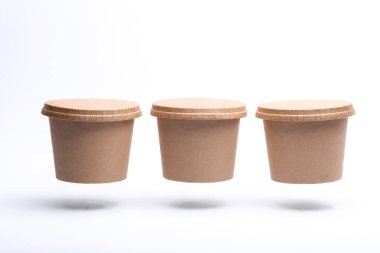 Beyaz arka planda yüzen yiyecek kutularının etrafında eko karton