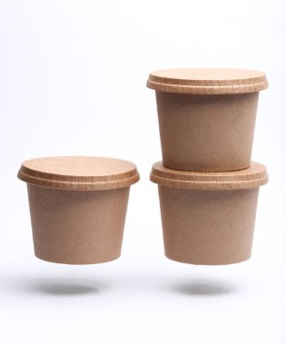 Beyaz arka planda yüzen yiyecek kutularının etrafında eko karton