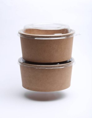 Beyaz arka planda yüzen yiyecek kutularının etrafında eko karton