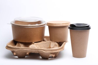 Beyaz arkaplanda tek kullanımlık yemek takımı