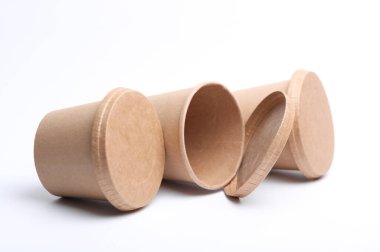 Beyaz arka planda yiyecek kutularının etrafında eko karton