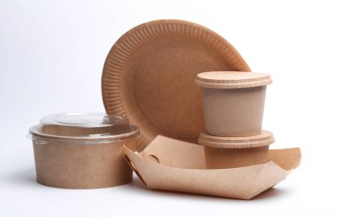 Beyaz arkaplanda tek kullanımlık yemek takımı