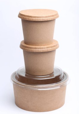 Beyaz arka planda yiyecek kutularının etrafında eko karton