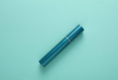 Mavi arka planda bir tüp rimel.