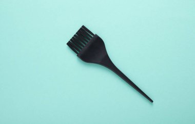 Nane yeşili arkaplanda saç fırçası