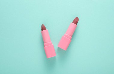 Nane yeşili arkaplanda pembe ruj tüpleri