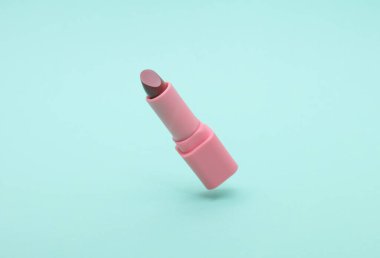 Nane yeşili arkaplanda yüzen pembe ruj.