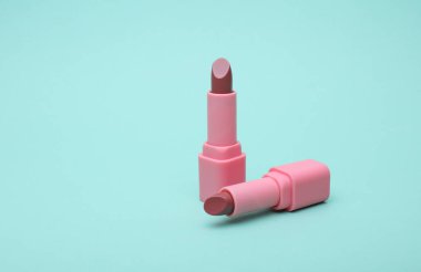 Nane yeşili arkaplanda pembe ruj tüpleri