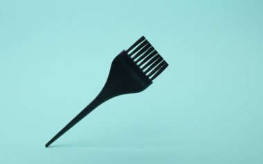 Nane yeşili arka planda saç fırçası yüzüyor.