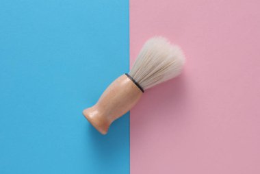 Yansımalı pembe mavi arkaplanda tıraş fırçası